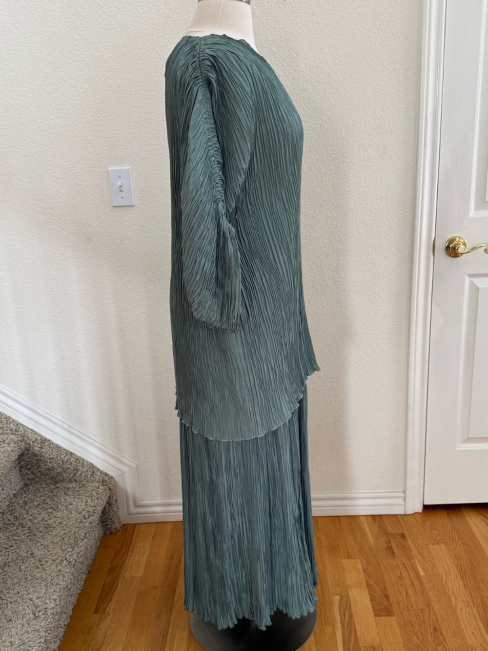 Signed, hand colored & pleated sage green top/shirt. - Picture 5 of 16